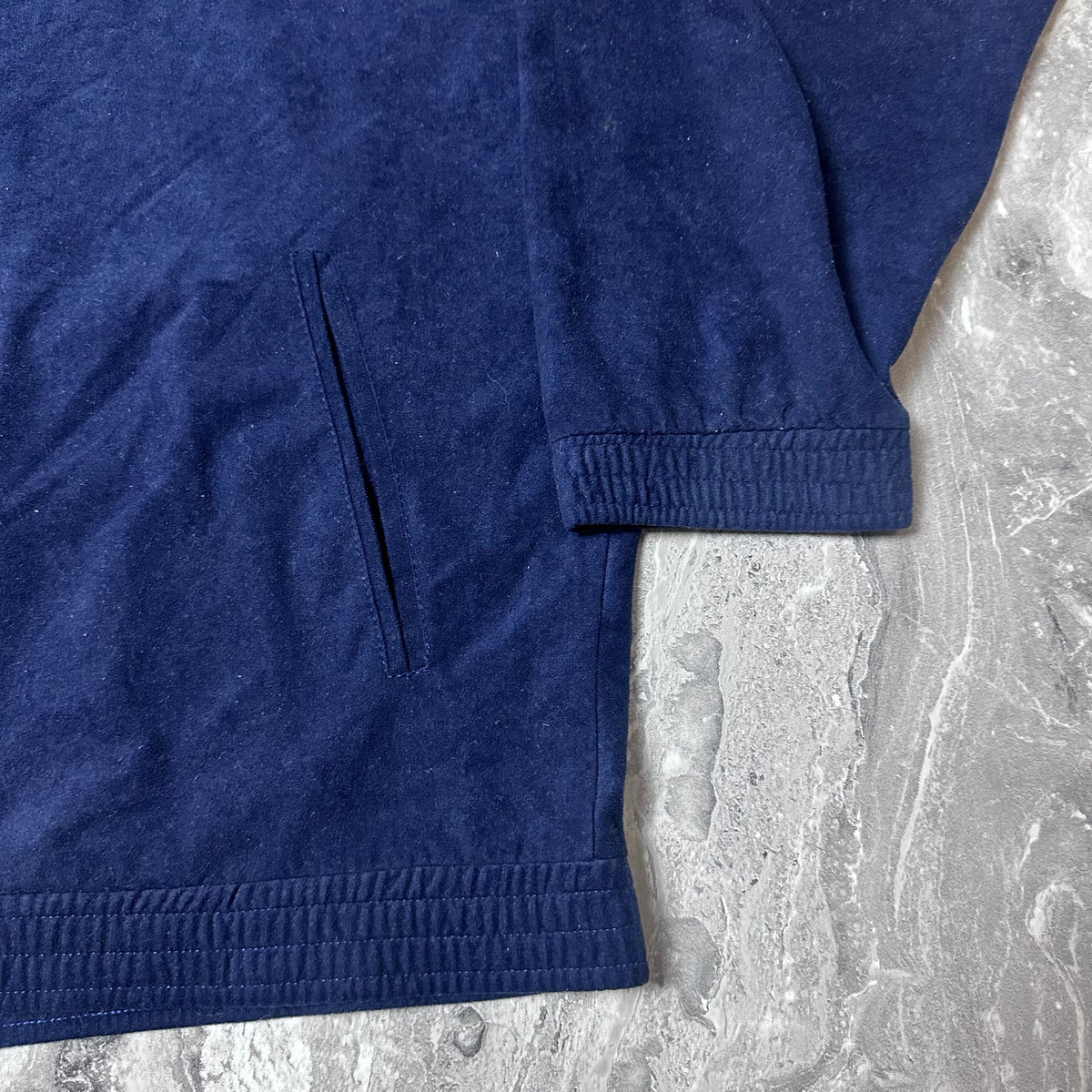 Manche et bord élastique de la veste Adidas bleu marine