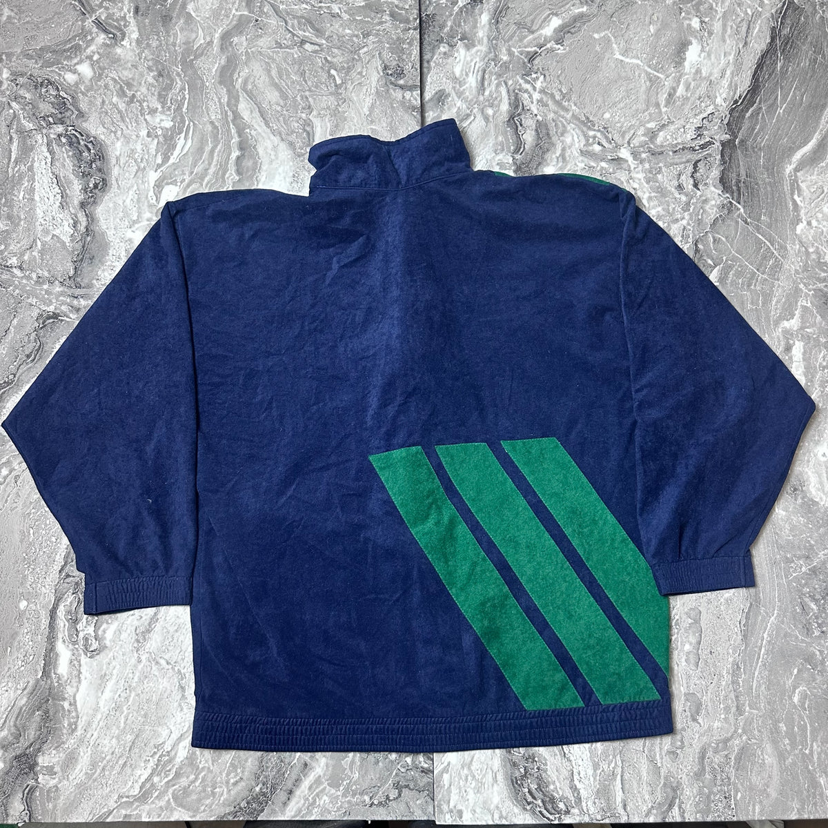 Dos de la veste Adidas bleu marine avec détail vert