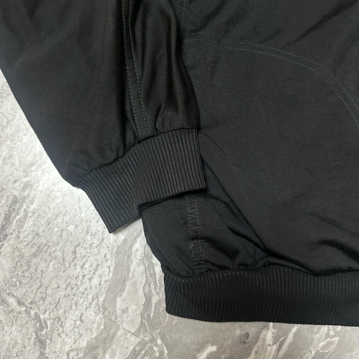 Zoom sur bord-côte taille de la veste Nike noire