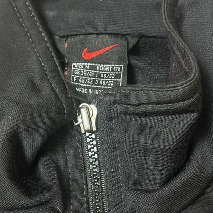 Étiquette Nike taille M sur la veste noire