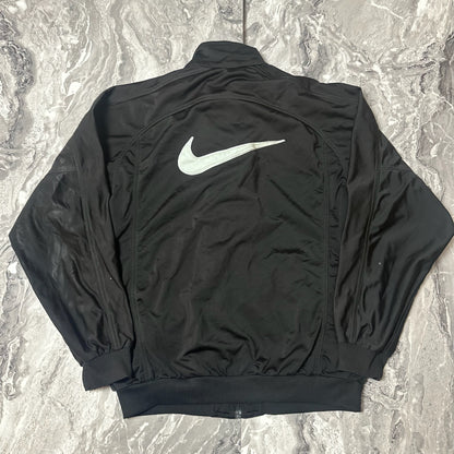 Dos de la veste Nike noire avec grand logo swoosh blanc