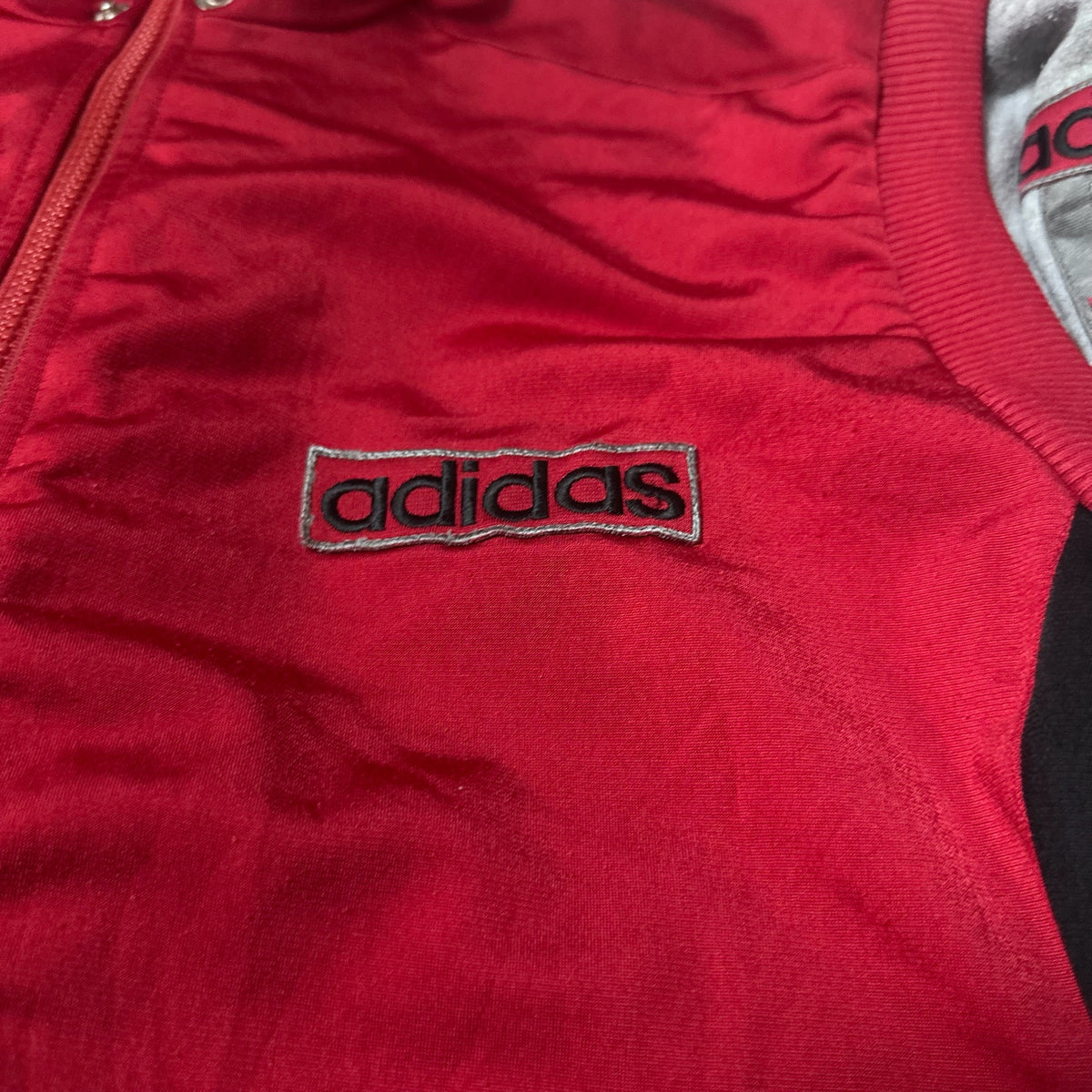 Logo Adidas brodé sur la poitrine du sweat bordeaux