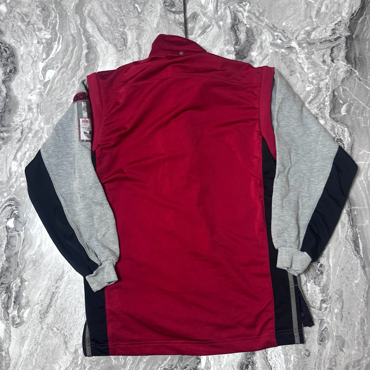 Dos du sweat Adidas bordeaux avec manches grises et noires