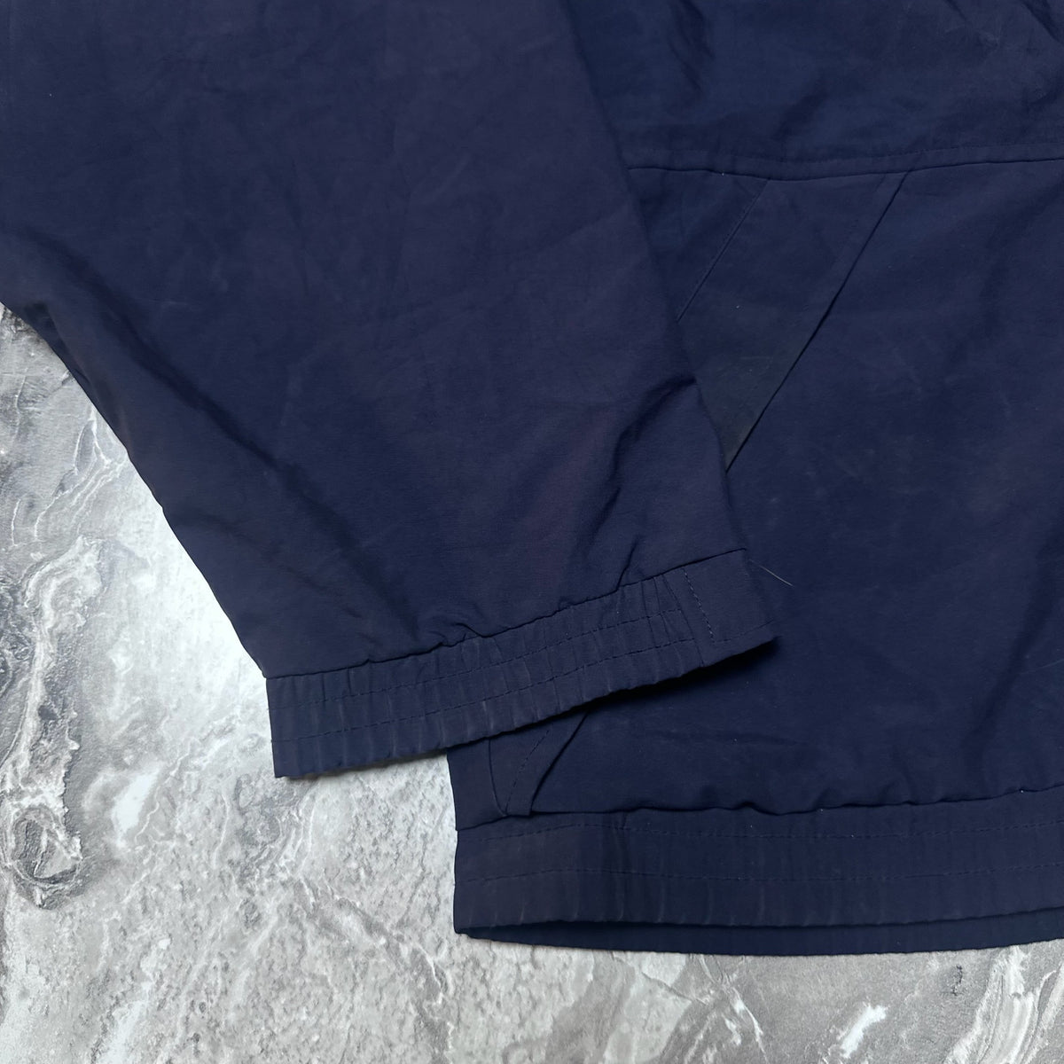 Étiquette de taille Adidas M sur veste golf bleu marine