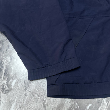 Étiquette de taille Adidas M sur veste golf bleu marine