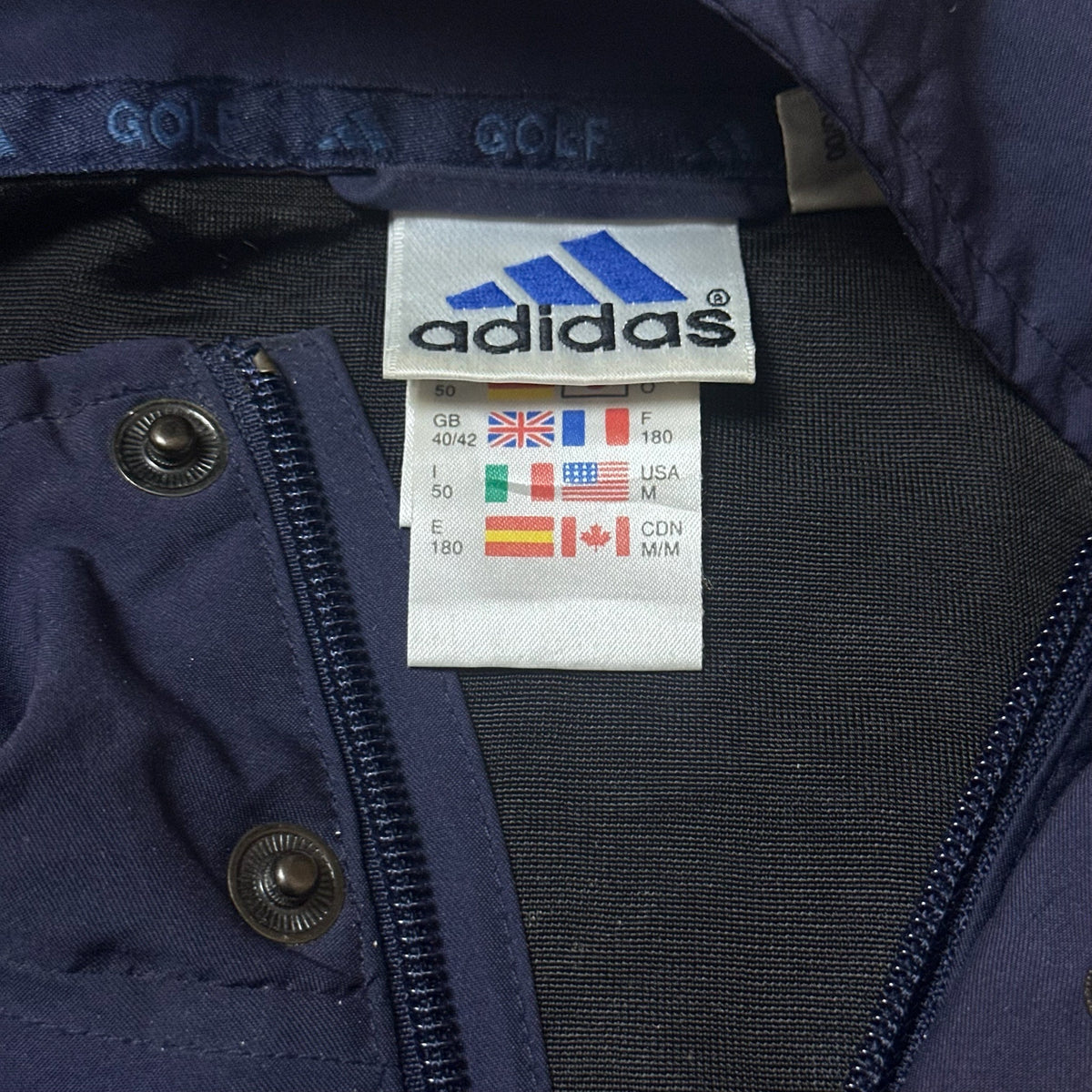 Dos de la veste Adidas golf bleu marine avec col montant