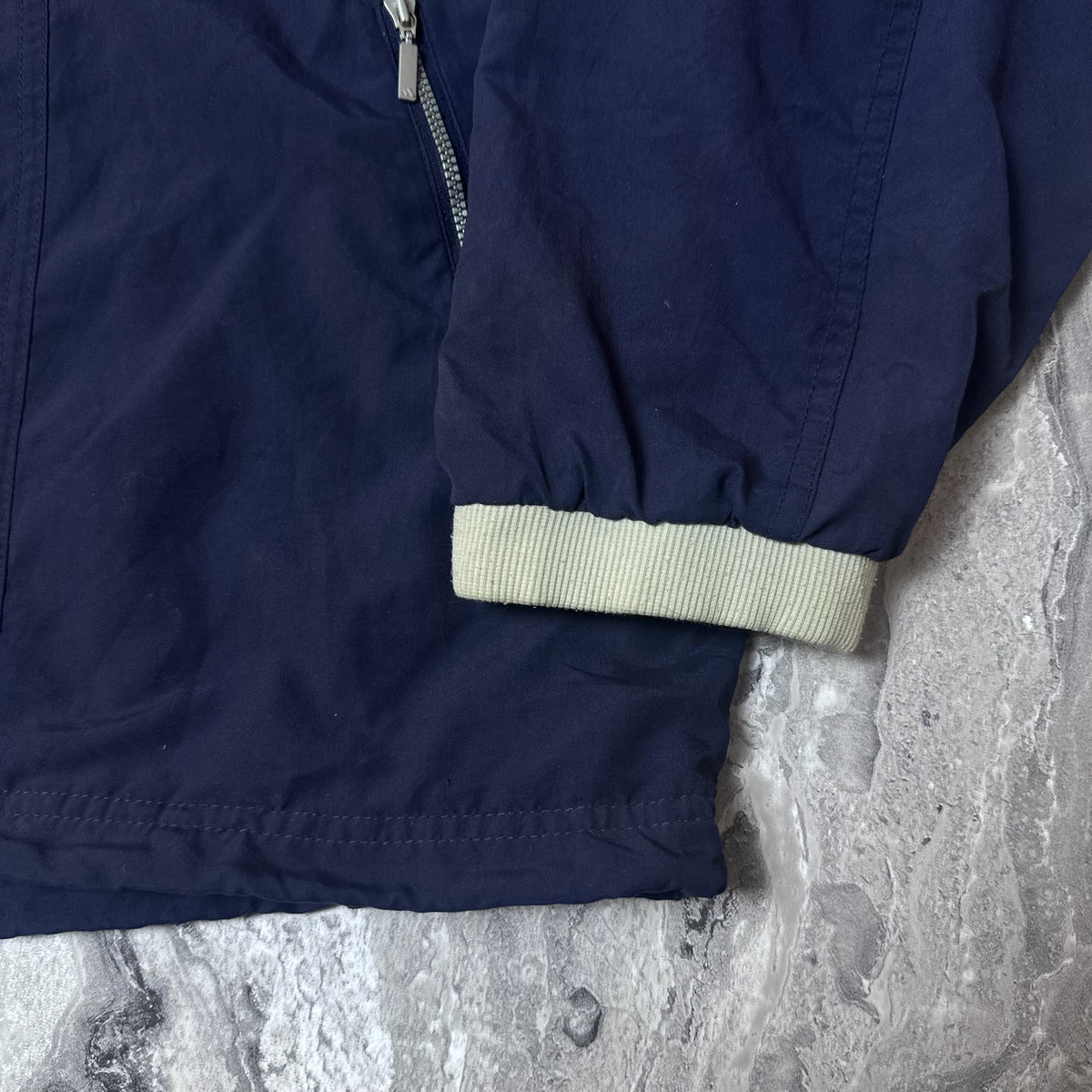 Manche avec bord côte beige de la veste Adidas bleu marine