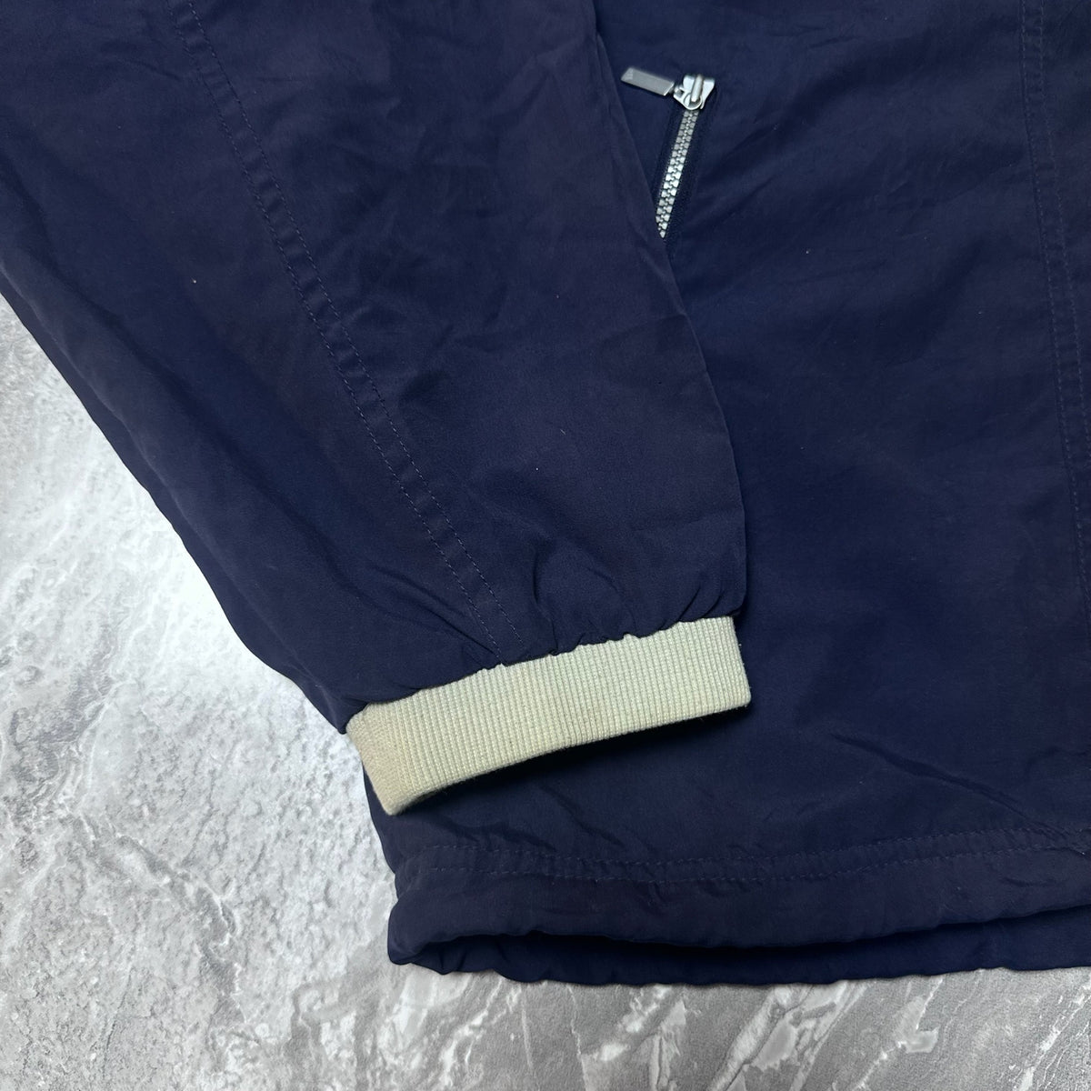 Col avec bord côte beige et étiquette intérieure Adidas taille 5