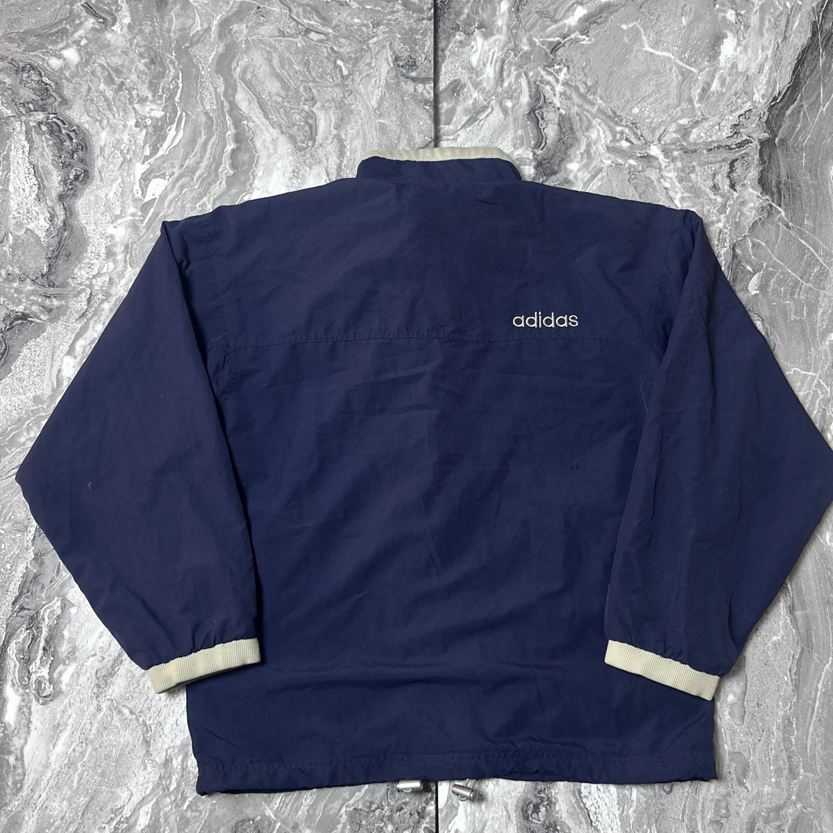 Dos de la veste Adidas bleu marine avec logo brodé
