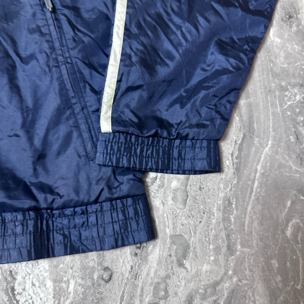 Poignets élastiqués et détail des manches de la veste Adidas