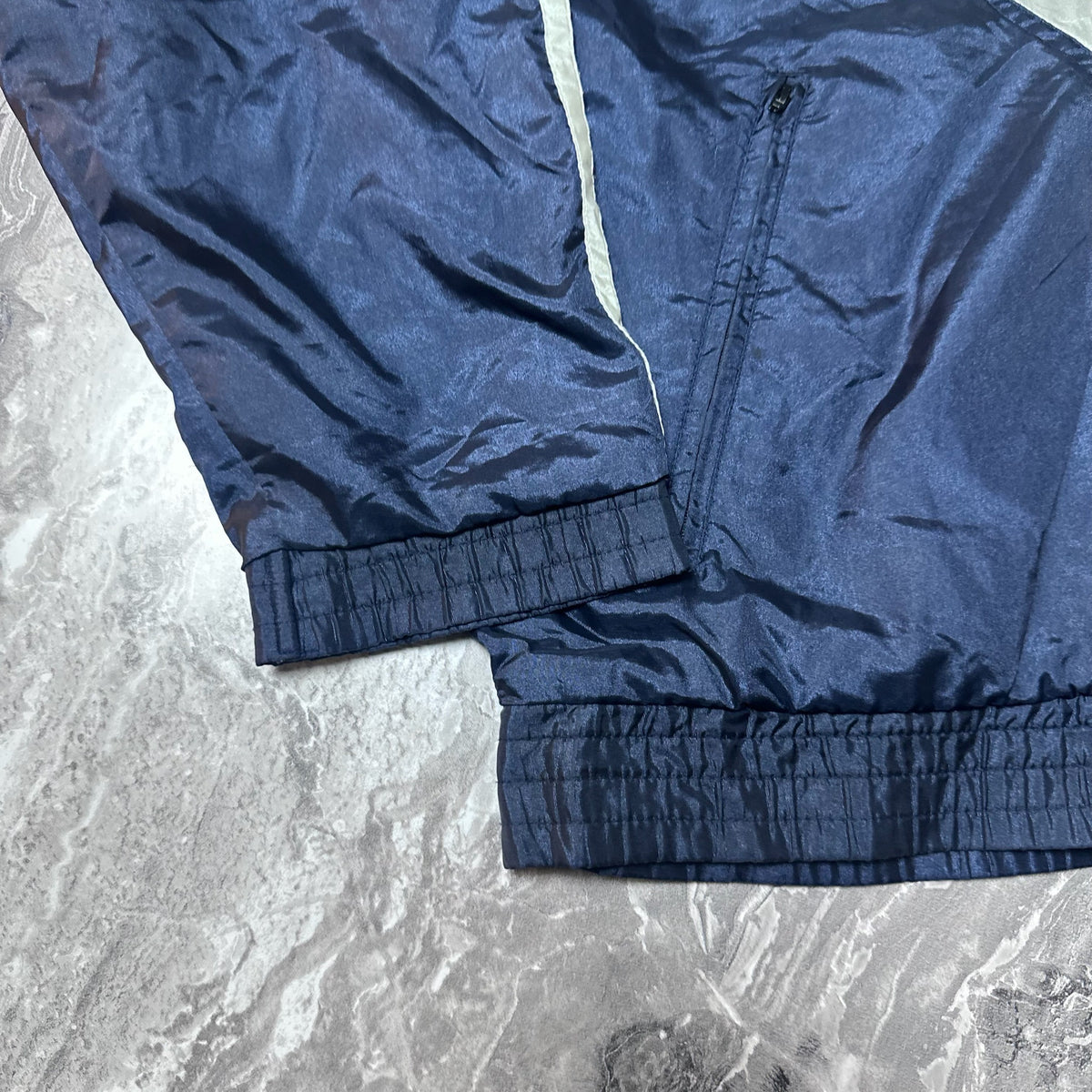 Étiquette Adidas noire indicateur taille 174 sur la veste