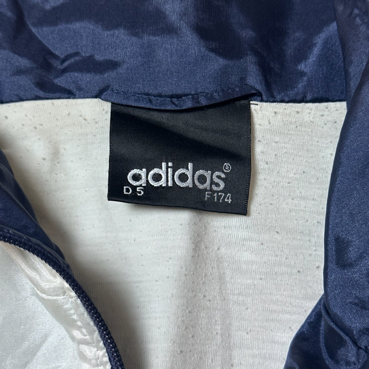 Dos de la veste Adidas vintage rétro blanche et bleue