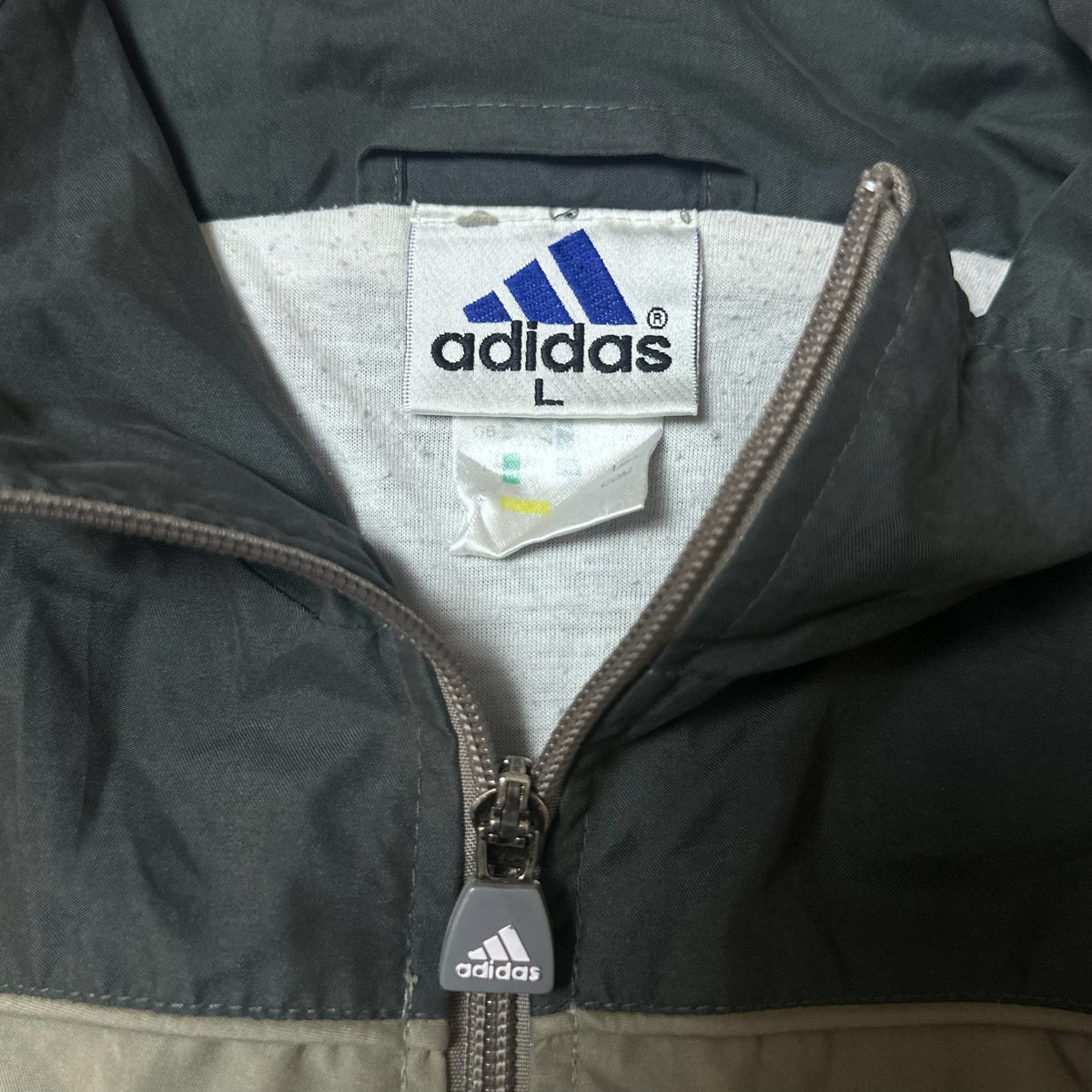Étiquette de marque Adidas et taille L sur la veste
