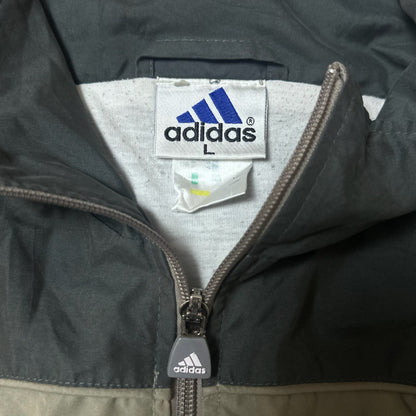 Étiquette de marque Adidas et taille L sur la veste