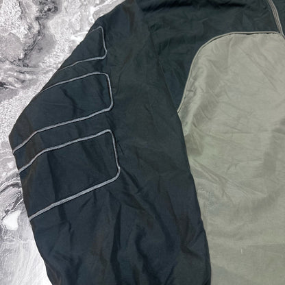 Détail des motifs brodés sur la manche noire de la veste Adidas