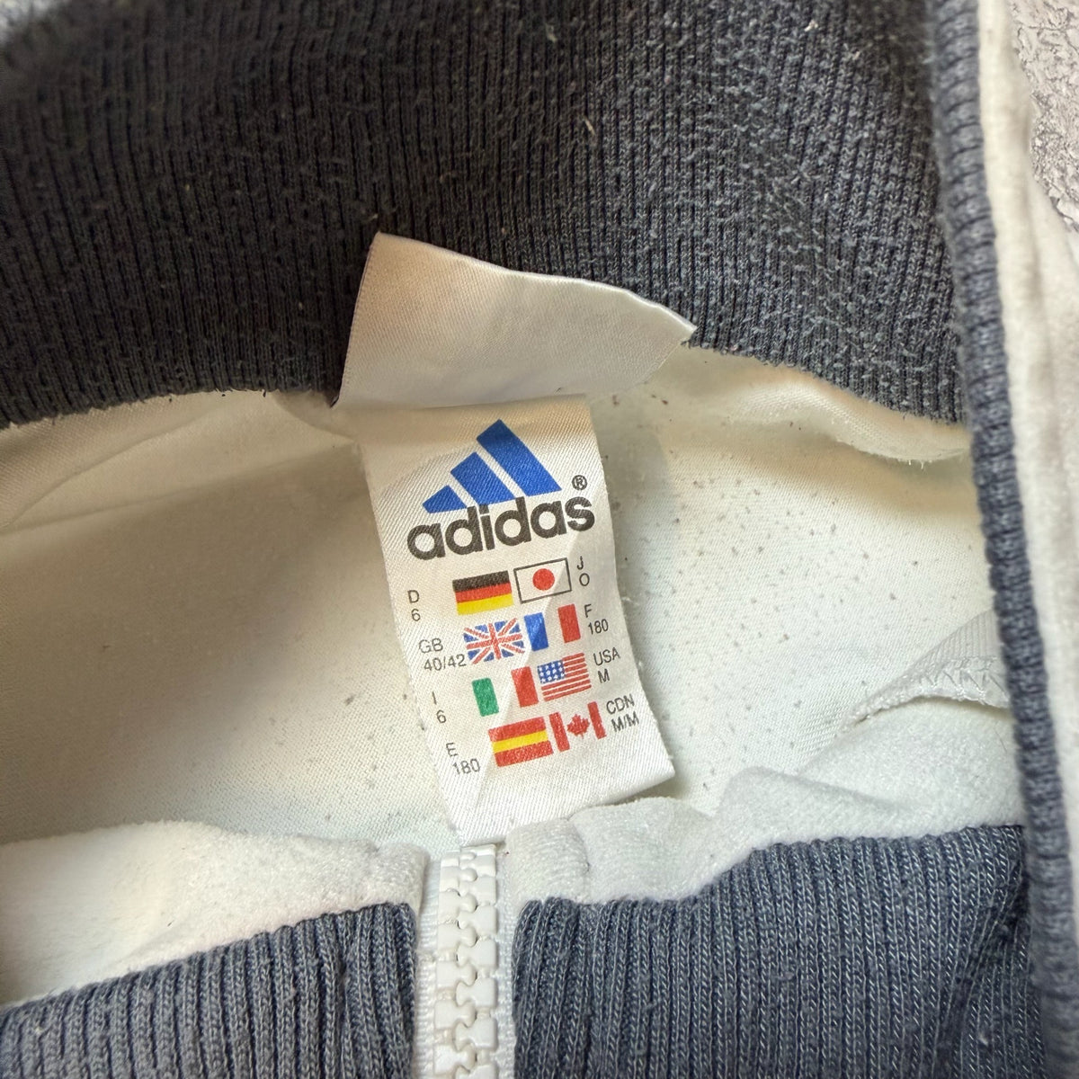 Étiquette Adidas taille M avec informations internationales