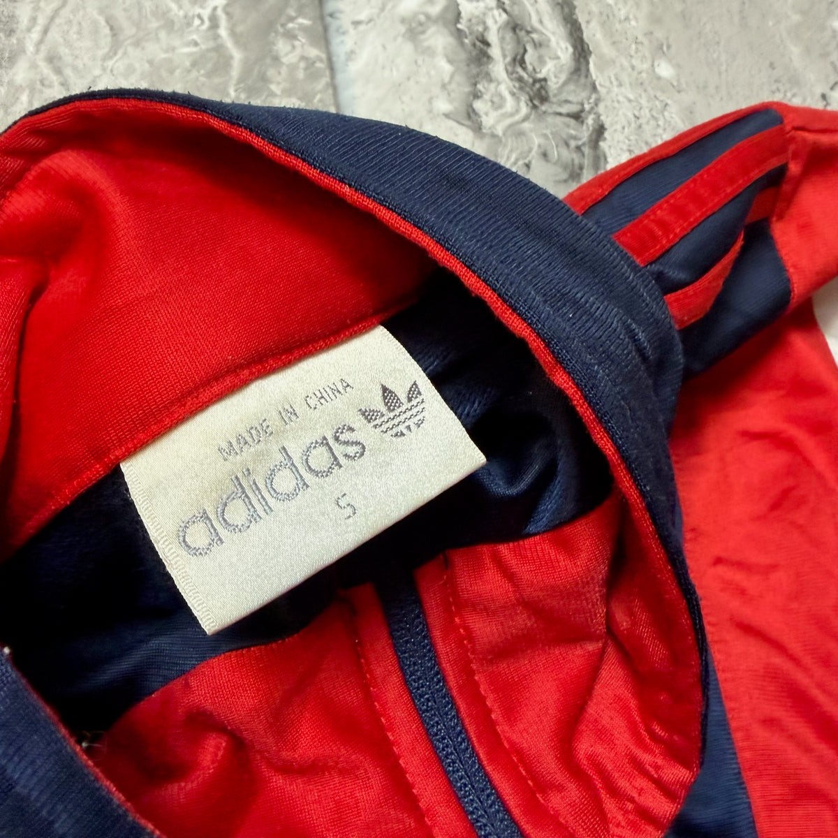 Étiquette Adidas taille S à l’intérieur du col
