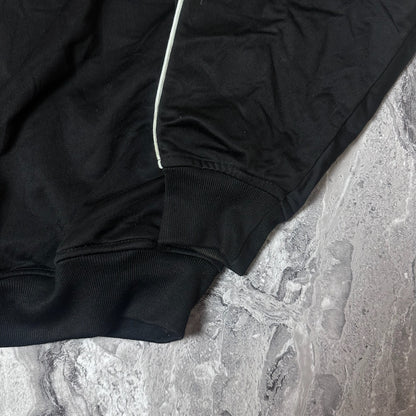 Poignets et base élastiqués de la veste Kappa noire