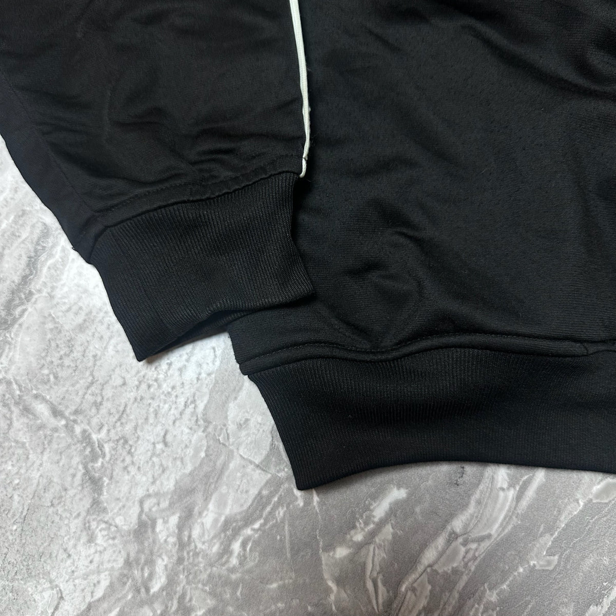 Étiquette Kappa taille M cousue dans le col de la veste noire