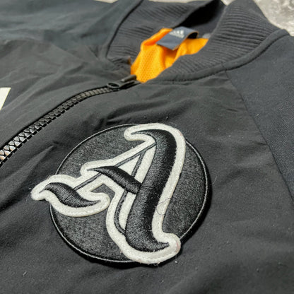 Détail patch brodé A sur veste Adidas noire