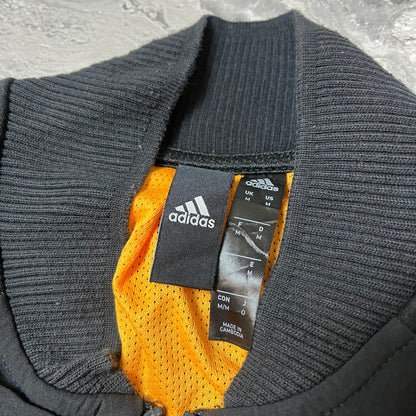 Étiquette Adidas taille M sur veste