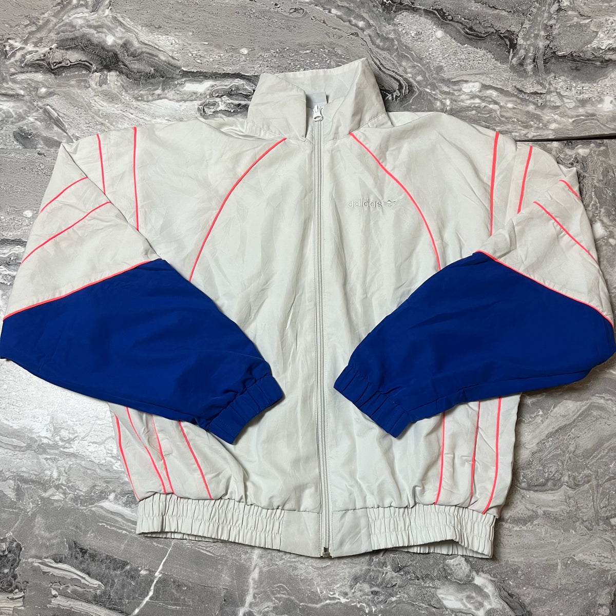 Veste Adidas blanche et bleue sport vue de face
