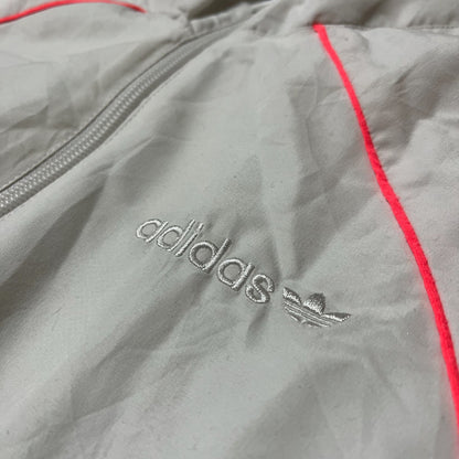 Détail du logo Adidas brodé blanc sur la poitrine