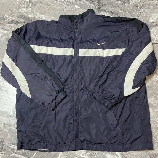 Vue de face de la veste Nike sportive bleu marine avec bandes blanches