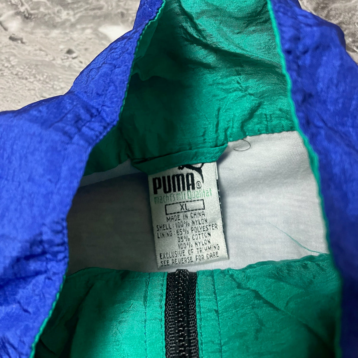 Étiquette Puma avec taille XL et composition en nylon
