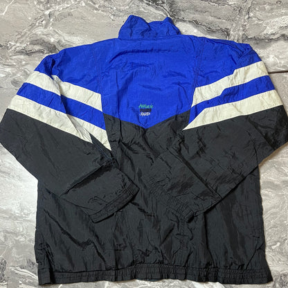 Dos de la veste coupe-vent Puma multicolore avec motifs chevrons