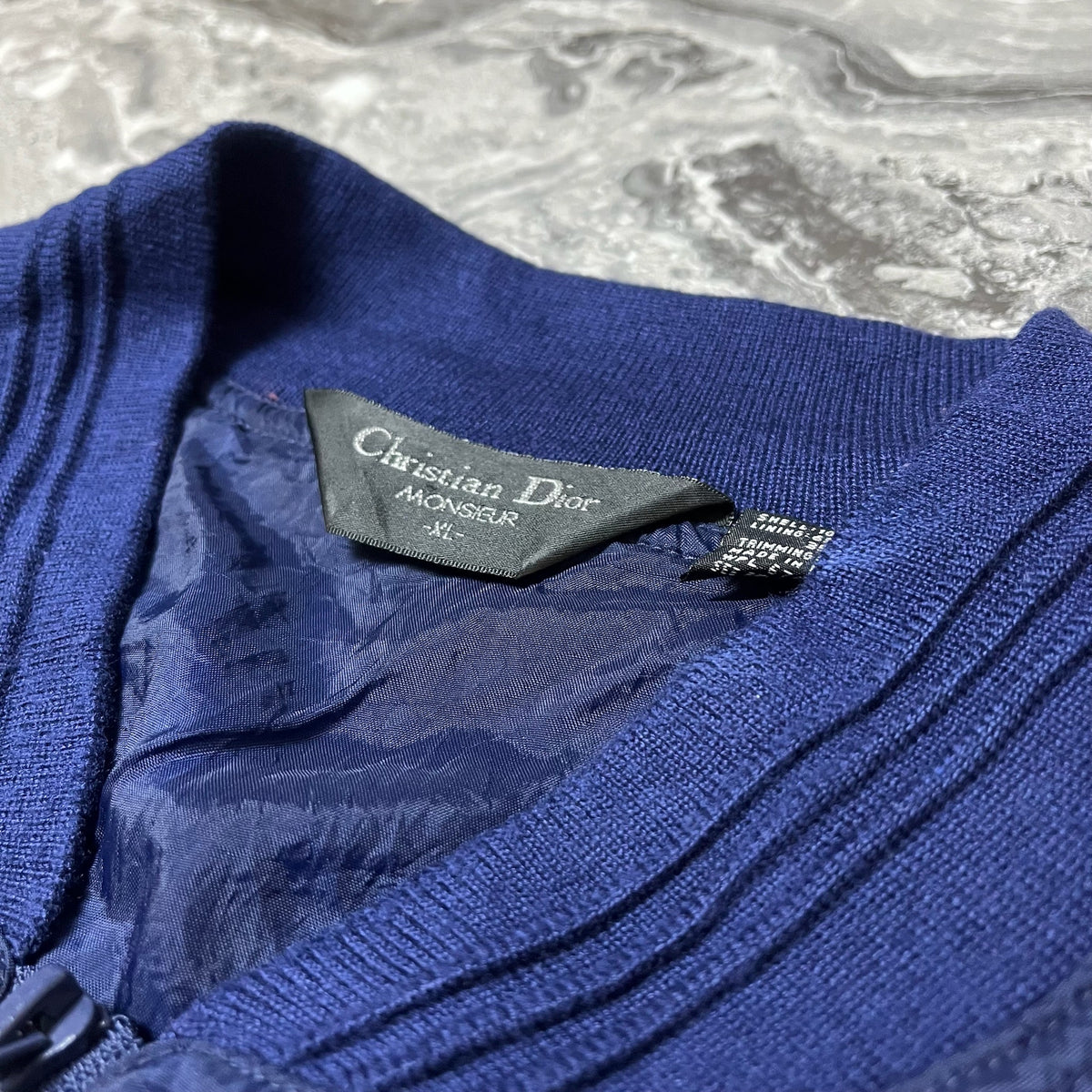 Détail étiquette Christian Dior taille XL dans la veste