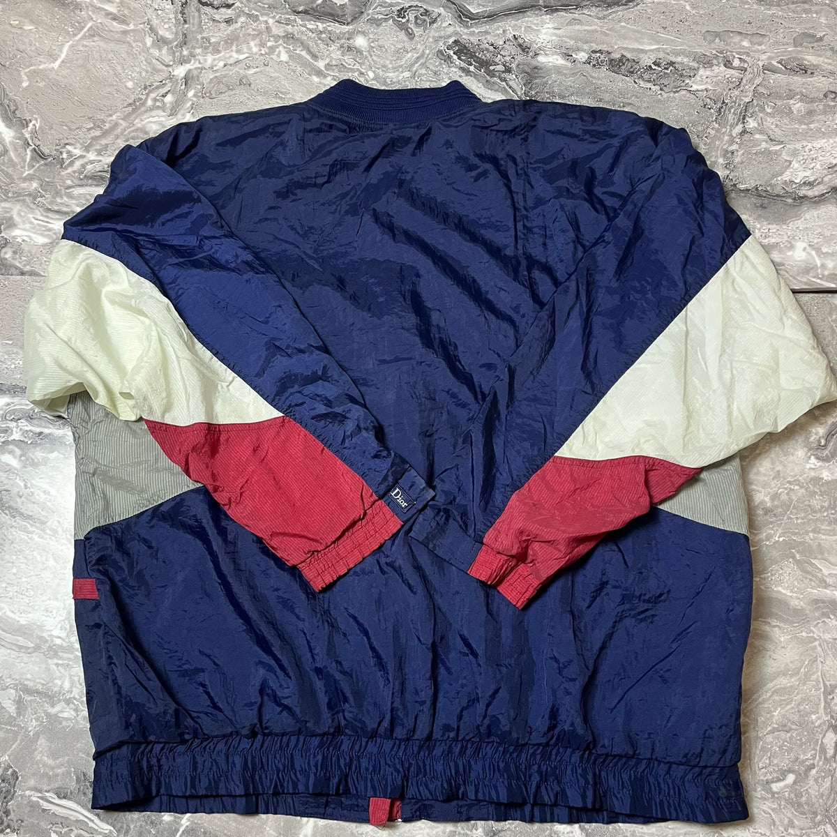 Dos de la veste Christian Dior bleu marine rouge et blanc
