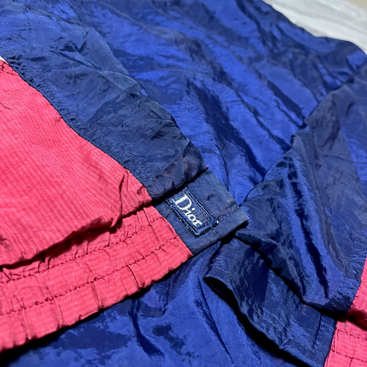 Détail étiquette Dior sur manche de la veste Christian Dior