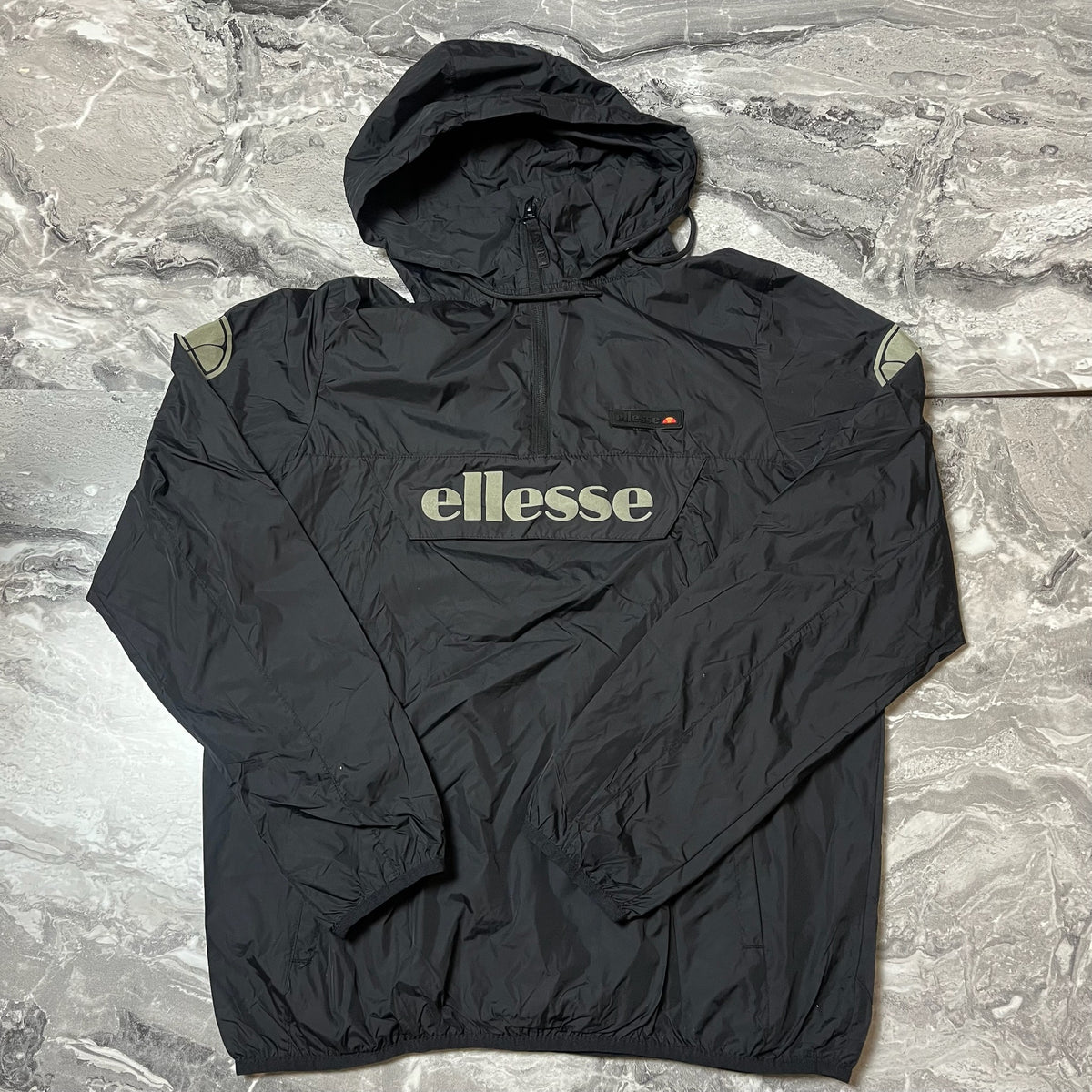 Coupe-vent Ellesse noir avec logo vue de face