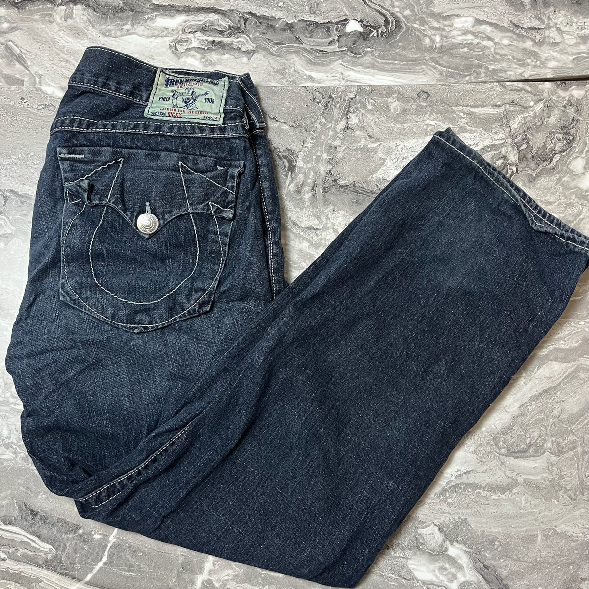 Jean True Religion bleu foncé plié vue face
