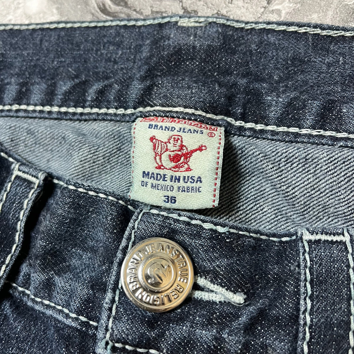 Détail étiquette intérieure taille 36 et bouton métallique True Religion