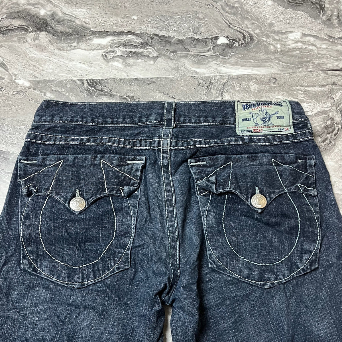 Dos jean True Religion bleu foncé avec poches logo