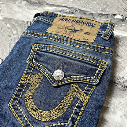 Détail de la poche arrière jean True Religion avec broderie fer à cheval et bouton