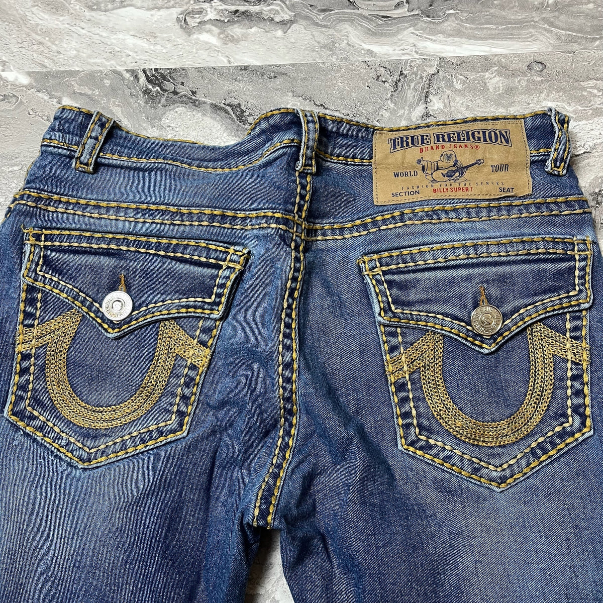 Dos complet du jean True Religion bleu montrant les deux poches arrière brodées