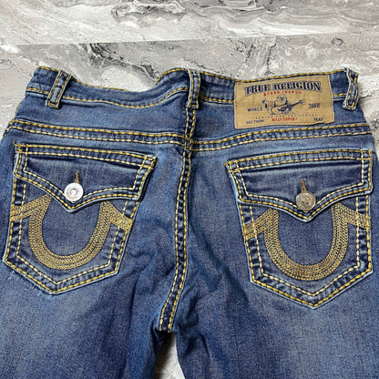 Dos complet du jean True Religion bleu montrant les deux poches arrière brodées