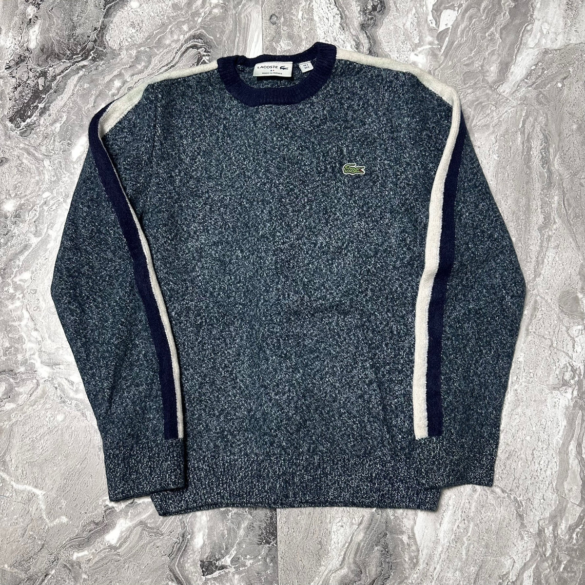 Pull Lacoste bleu chiné avec bandes blanches et bleues vue de face
