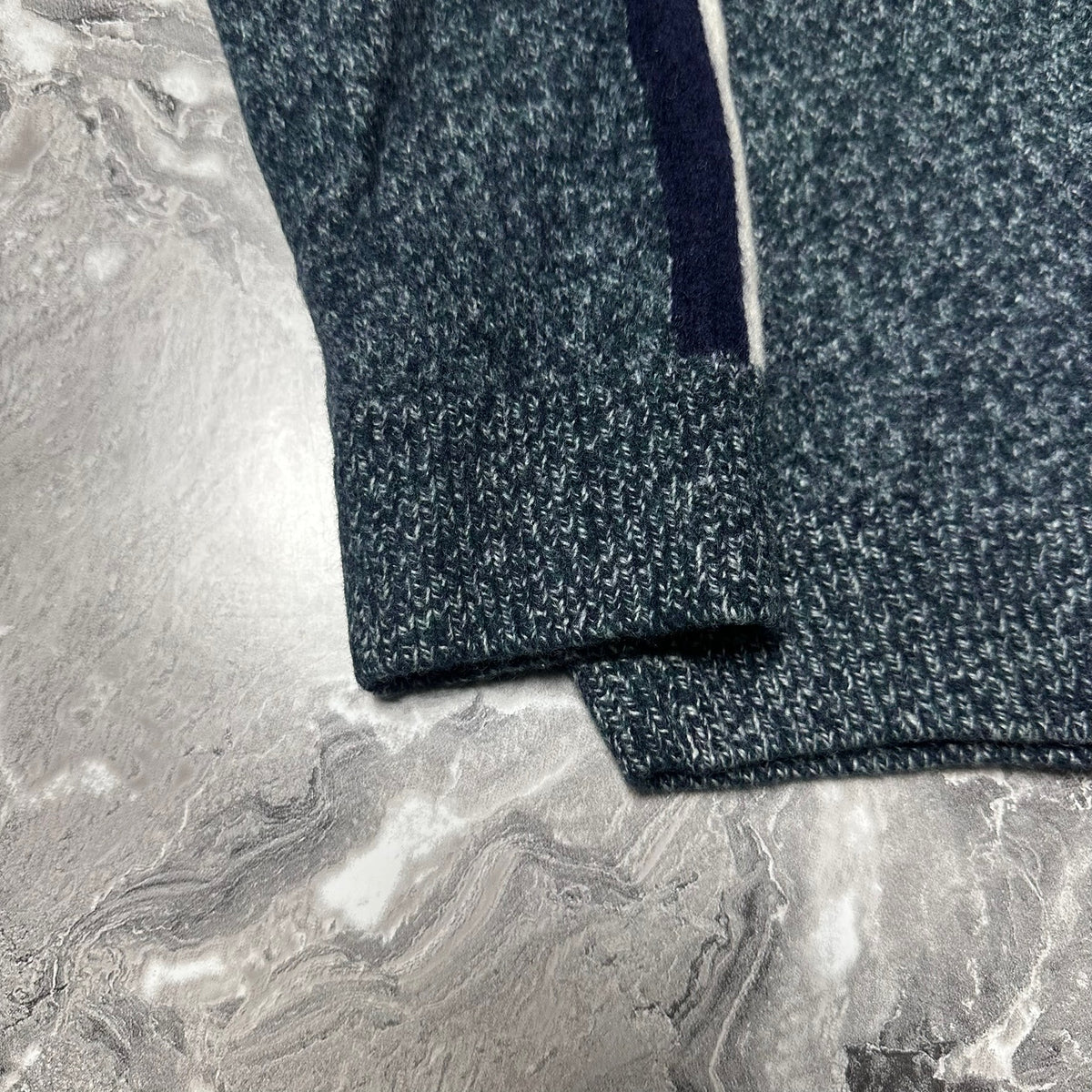 Détail du poignet côtelé du pull Lacoste bleu chiné