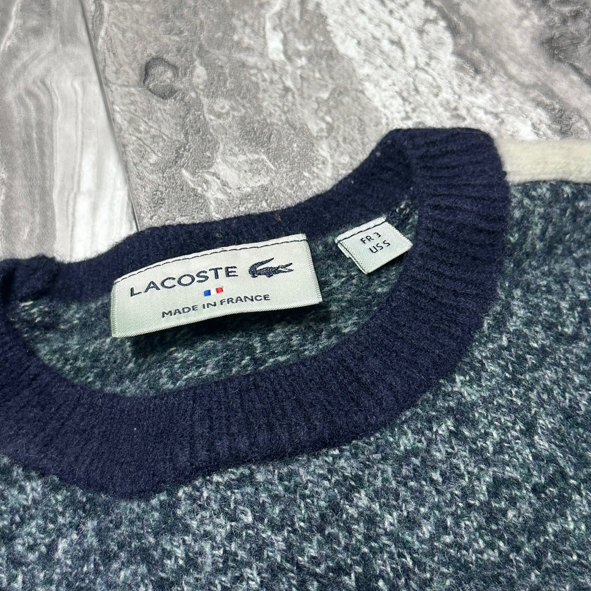 Dos du pull Lacoste bleu chiné avec bandes blanches et bleues