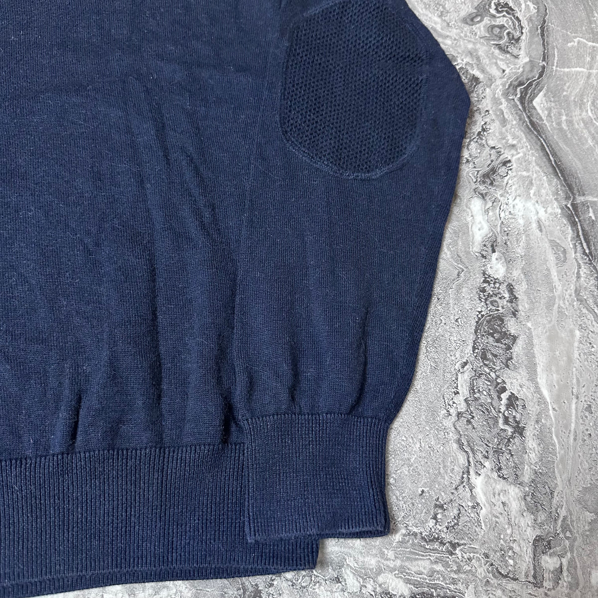 Détail du bas et manches du pull Lacoste avec coudières en maille