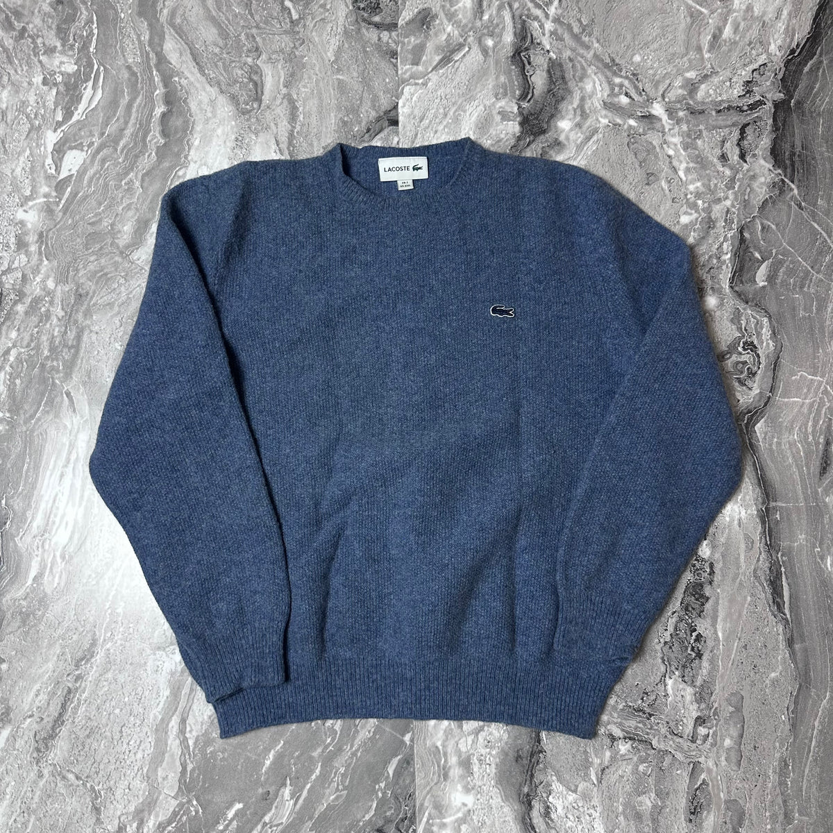 Pull Lacoste bleu en laine vue de face