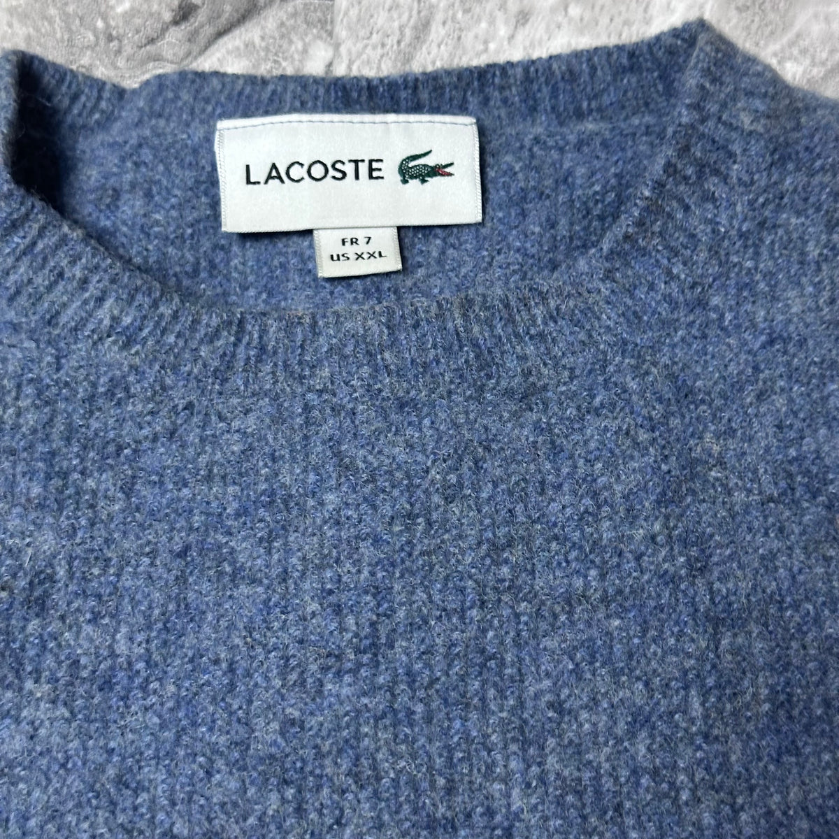 Étiquette Lacoste avec taille US XXL visible