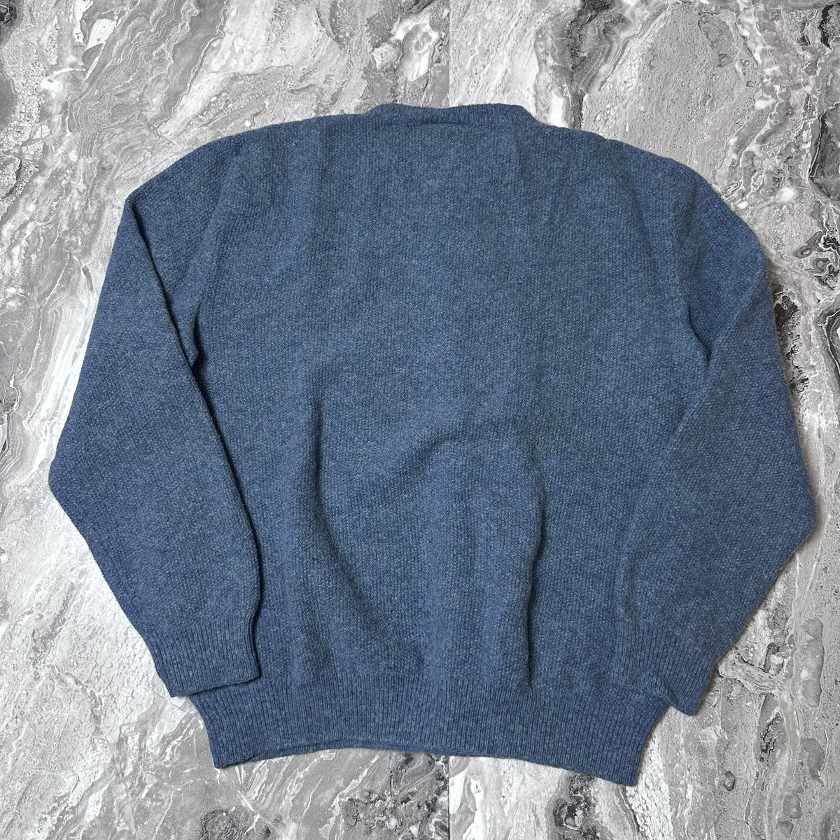 Dos du pull Lacoste bleu en laine